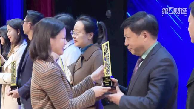 <第一财经为回天新材董事长章锋颁奖> <第一财经为回天新材董事长章锋颁奖>