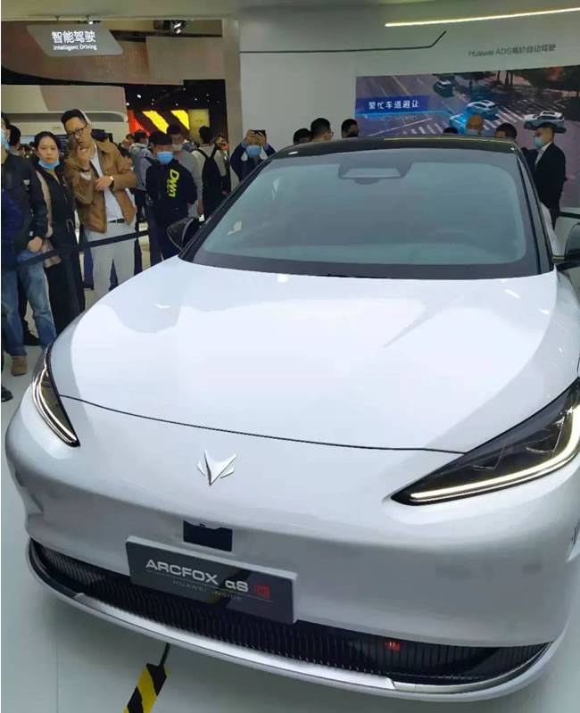 上海车展华为展台中的埃尔法S HI版车型