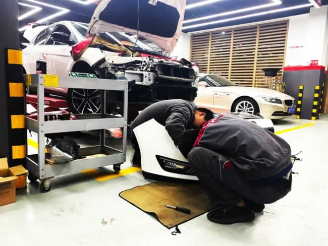 维修技师专注工作中 维修技师专注工作中