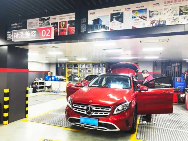 天猫养车技师正为奔驰车进行精洗美容服务 天猫养车技师正为奔驰车进行精洗美容服务