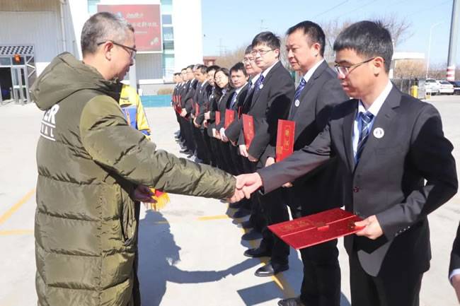  在法拉达集团2022干部聘任会上，张董事长