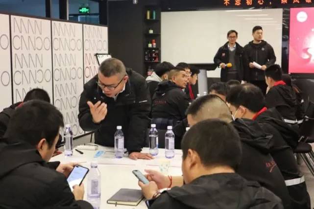 三头六臂相关职能部门参与会议讨论