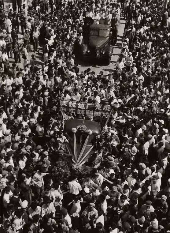 1956年一汽建成，这是第一批十多辆汽车进行欢庆的热闹场景。