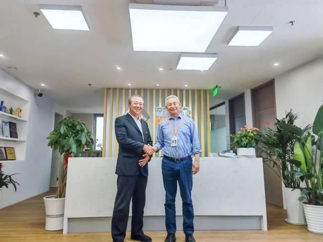 京威集团创始人金景哲(左)新康众CEO商宝国(右)