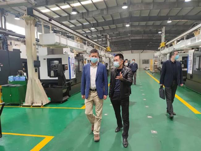   走访参观亚太机电集团生产车间