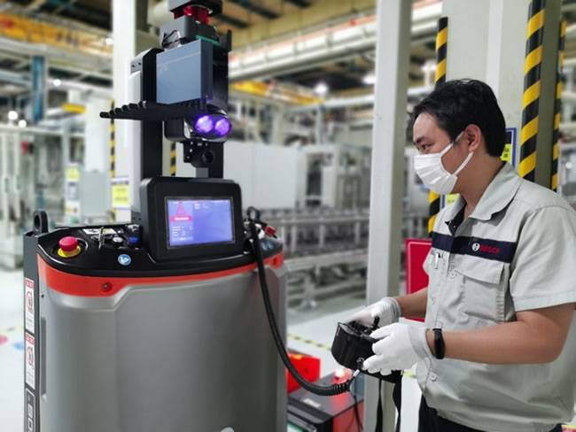 闭环管理期间上海华域工厂员工操作AGV 闭环管理期间上海华域工厂员工操作AGV