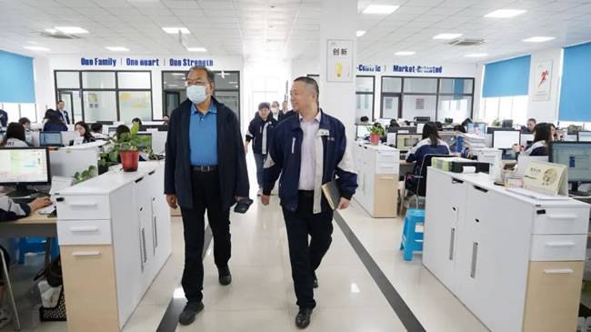 参观新瑞立国际运营部 参观新瑞立国际运营部