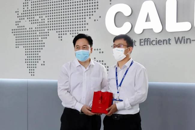 常州市委书记陈金虎(左)、中创新航副总裁王小强(右)