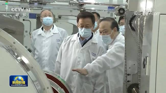 韩正副总理(右二)在曾毓群(右一)陪同下参观绿色极限制造车间