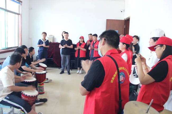 参观学生教室，了解学生学习