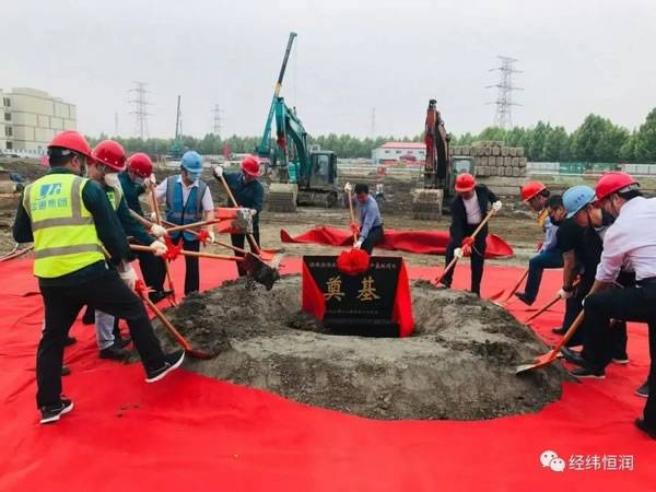 经纬恒润汽车电子产品事业部副总裁周文革等人为本项目培土奠基 经纬恒润汽车电子产品事业部副总裁周文革等人为本项目培土奠基