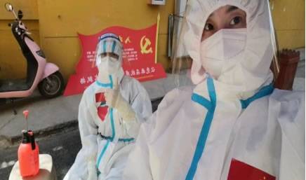 (百援精养振发店员工进小区积极参与疫情防控)