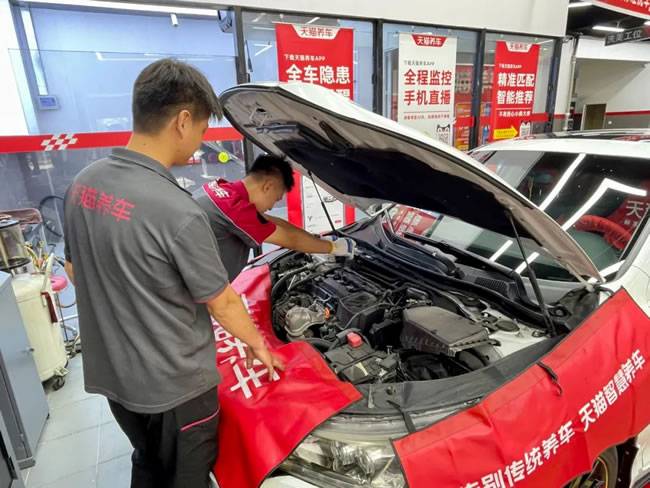 维修师傅专注工作中 维修师傅专注工作中