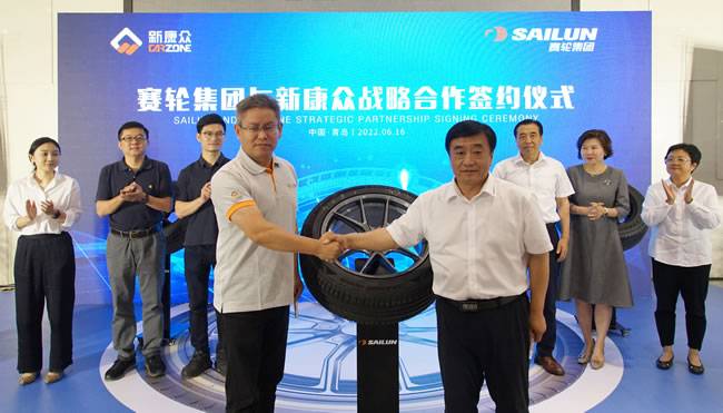 赛轮集团轮值总裁王建业与新康众轮胎事业部总监索文军 签署战略合作协议