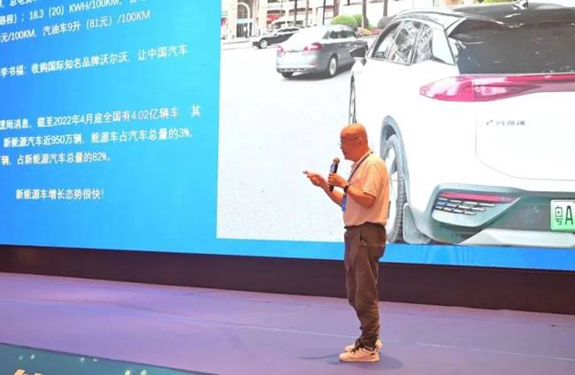 ▲中国通信协会副主任黎建华先生 ▲中国通信协会副主任黎建华先生