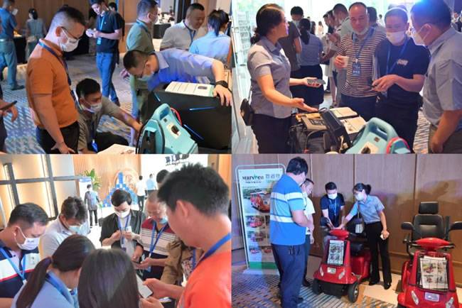 ▲茶歇期间客户咨询外展产品 ▲茶歇期间客户咨询外展产品