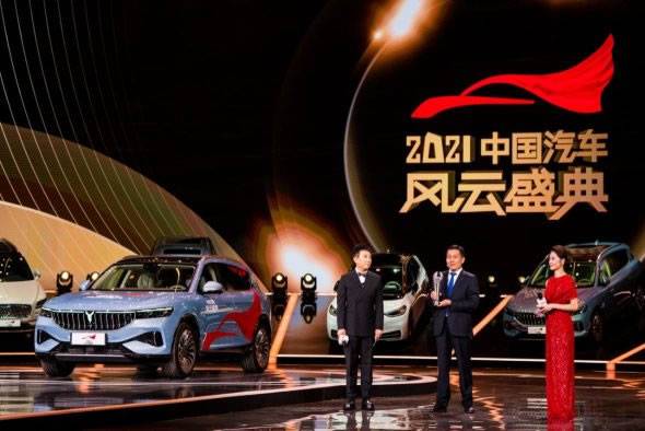 岚图FREE获得“中央广播电视总台·2021中国汽车风云盛典”评委会大奖