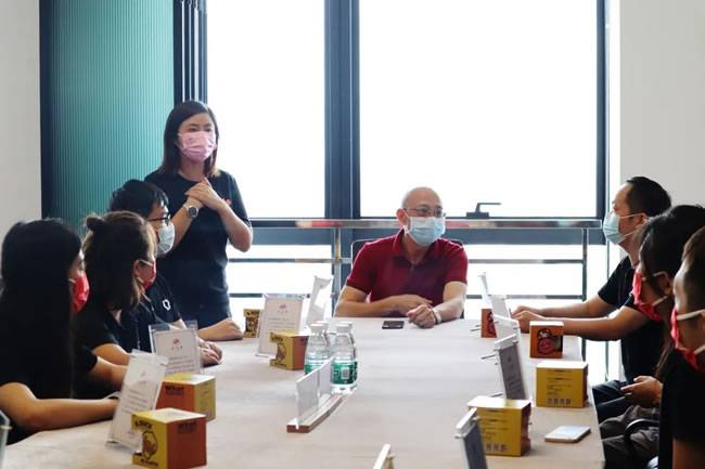 社区代表来三头六臂总部表彰志愿者