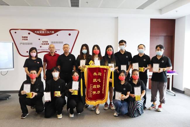 部分志愿者代表颁发证书