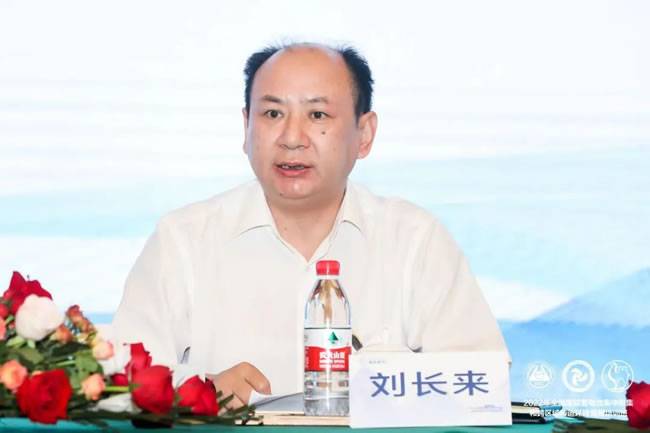 开幕式上,骆驼集团董事长刘长来发表开幕致辞 开幕式上,骆驼集团董事长刘长来发表开幕致辞