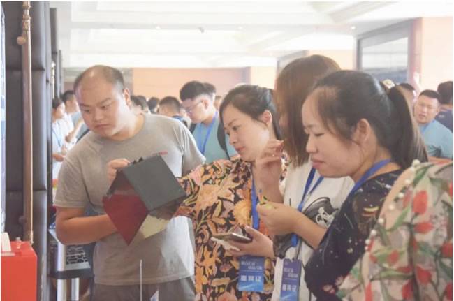 ▲茶歇期間客戶咨詢外展產(chǎn)品