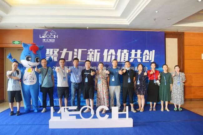 ▲與會客戶現(xiàn)場與理小友互動留影