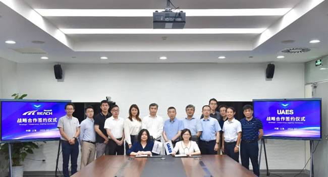 东软睿驰总经理曹斌，联合电子总经理熊伟铭、副总经理郭晓潞及双方相关业务部负责人出席签约仪式东软睿驰NeuSAR业务线总监茅海燕和联合电子跨域控制业务部总经理王庆华代表双方签字