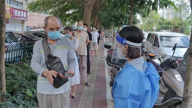 北海途虎养车工场店的志愿者在协助市民做核酸检测 北海途虎养车工场店的志愿者在协助市民做核酸检测