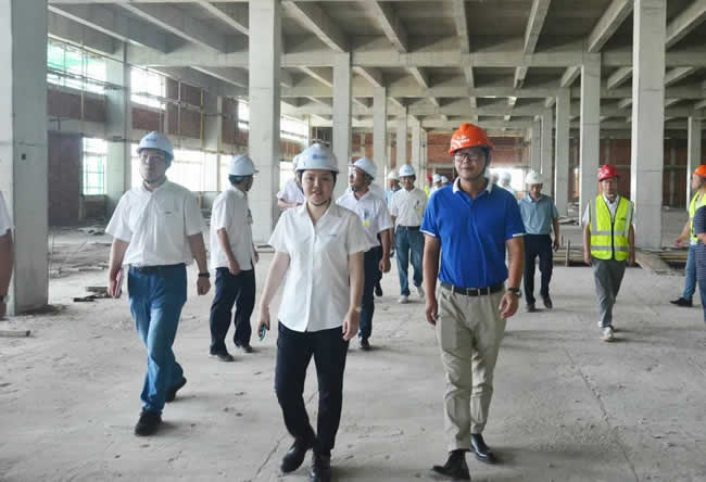 与会人员参观研发楼与厂房