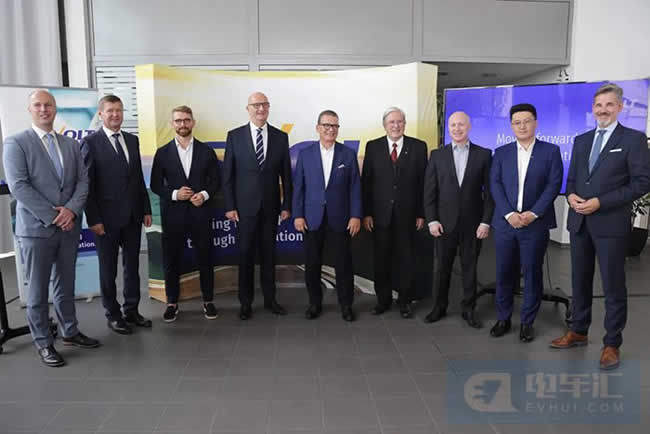 蜂巢能源董事长兼CEO杨红新(线上),蜂巢能源欧洲总裁兼蜂巢能源副总裁武凯威(Kai-Uwe Wollenhaupt),以及勃兰登堡州州长迪特马尔·沃德克(Dietmar Woidke)博士,州经济事务、劳工和能源部长约尔格·斯坦巴赫(Jörg Steinbach)教授和劳赫哈默市市长米尔科·布尔(Mirko Buhr)等双方代表出席了新闻发布会。 蜂巢能源董事长兼CEO杨红新(线上),蜂巢能源欧洲总裁兼蜂巢能源副总裁武凯威(Kai-Uwe Wollenhaupt),以及勃兰登堡州州长迪特马尔·沃德克(Dietmar Woidke)博士,州经济事务、劳工和能源部长约尔格·斯坦巴赫(Jörg Steinbach)教授和劳赫哈默市市长米尔科·布尔(Mirko Buhr)等双方代表出席了新闻发布会。