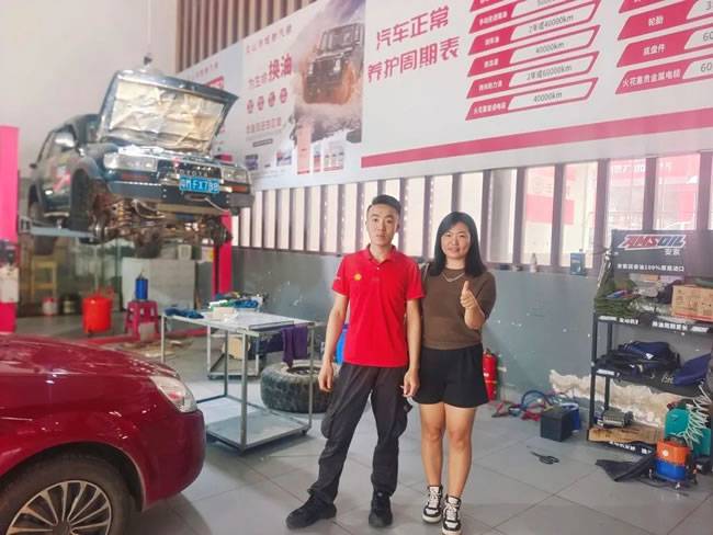 李游在修理厂跑业务 李游在修理厂跑业务