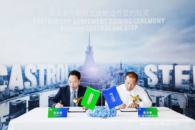 嘉实多全球副总裁、中国区总裁张枝强先生  与新时达副总裁陈华峰先生  在上海柏悦酒店代表双方签署了战略合作协议