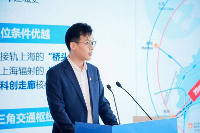 嘉兴市商务局党委委员、贸促会副会长徐伟强 嘉兴市商务局党委委员、贸促会副会长徐伟强