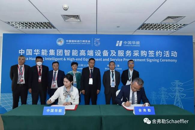 舍弗勒大中华区工业事业部销售及业务单元高级副总裁李照东先生(右)代表公司签约 舍弗勒大中华区工业事业部销售及业务单元高级副总裁李照东先生(右)代表公司签约