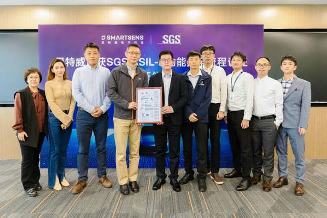 颁证仪式现场双方代表合影