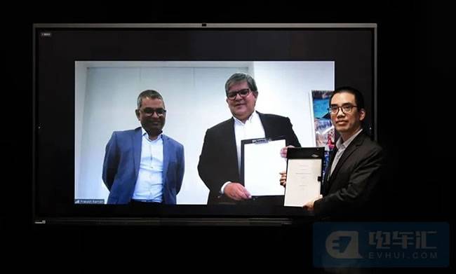 (从左往右分别为：LEAL Energie Ltd.COO Prakash Ramiah、LEAL集团CEO Eric Leal、比亚迪中东非洲汽车销售事业部总经理黄志学)