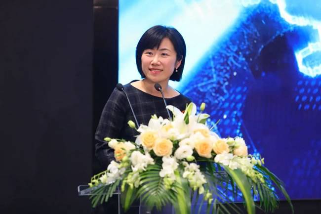 埃克森美孚合成油亚太产品总监王欣女士  在会上发言