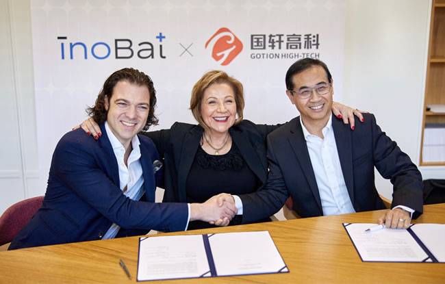 InoBat公司创始人兼首席执行官Marian Bocek(左)与国轩高科工研总院院长、高级副总裁蔡毅(右)代表双方签约，InoBat 董事会成员兼首席发展官 Tara Lindstedt (中)见证