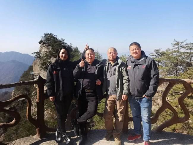 李文远与运营中心人员的合照