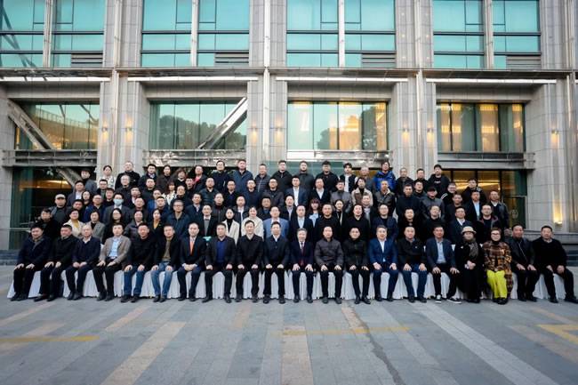 与会嘉宾在杭州瑞立江河汇酒店合影留念 与会嘉宾在杭州瑞立江河汇酒店合影留念