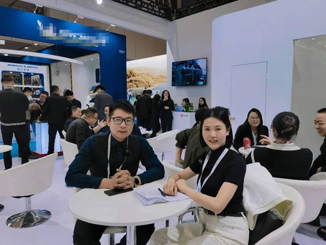 △珠海格莱利摩擦材料股份有限公司  销售总监 邝子辉(左)