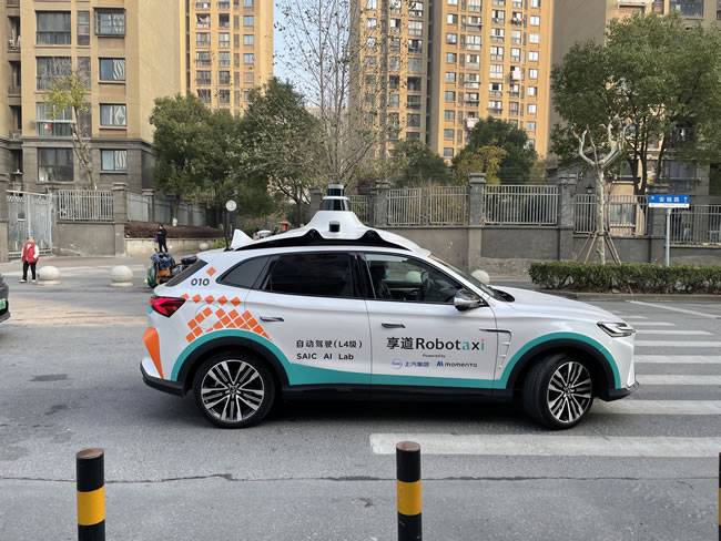   活跃在嘉定区街头的robotaxi测试车