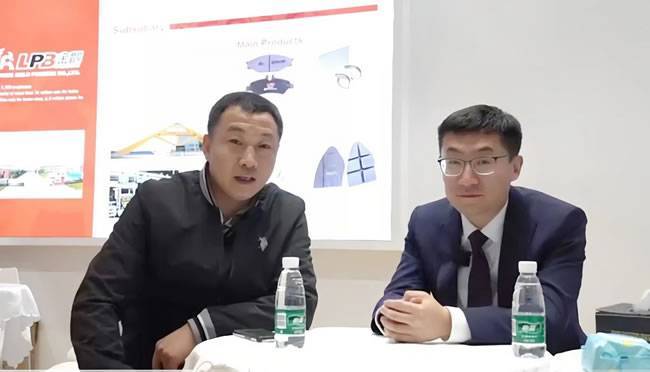 △山东金麒麟股份有限公司国内市场部部长 刘辉(右) △山东金麒麟股份有限公司国内市场部部长 刘辉(右)