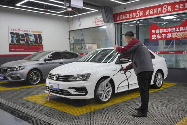 门店技师认真洗车