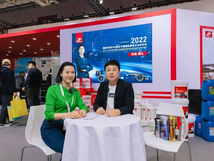  △广东好顺欧迪斯科技股份有限公司品牌销售部经理 王琨(右)
