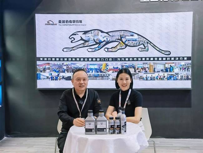 △美洲豹功能润滑油总经理 张红光(左)