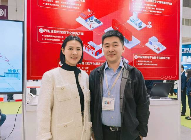 △巴图鲁副总裁 吴祯卿(右)