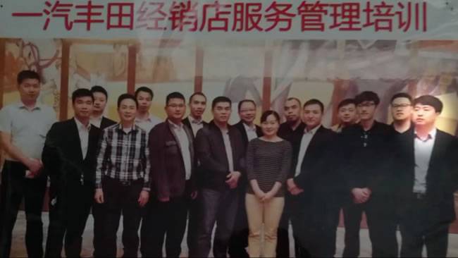 4S店工作期间的陈云秉(右一) 4S店工作期间的陈云秉(右一)