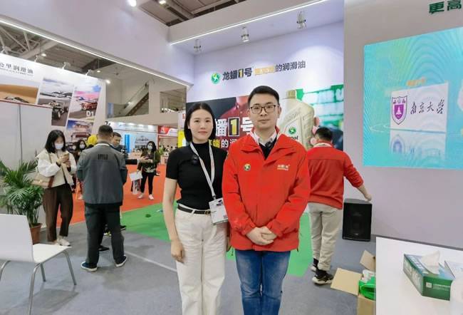 龙蟠科技渠道经理 陆正辉(右)