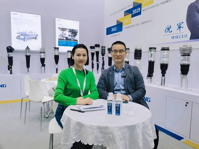 浙江博城汽车科技有限公司总经理 倪军(右)
